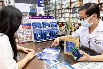 Người dân mua thuốc có hoạt chất Molnupiravir điều trị Covid-19 tại nhà thuốc ở Hà Nội.