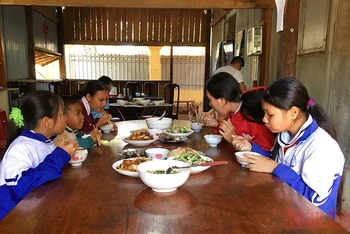 Bếp ăn tình thương tại Đội công tác địa bàn thuộc Đồn Biên phòng Cửa khẩu quốc tế Lệ Thanh vẫn được duy trì giúp các em thực hiện ước mơ đến trường.