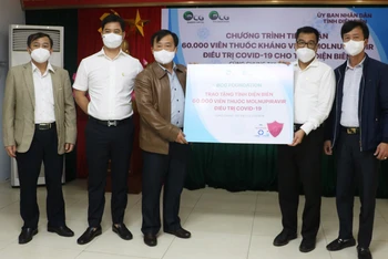 Đại diện Tập đoàn Bamboo Capital trao tặng 60 nghìn viên thuốc Molnupiravir điều trị Covid-19 cho tỉnh Điện Biên. 