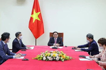 Thủ tướng Phạm Minh Chính điện đàm với Giám đốc điều hành Chương trình COVAX Aurelia Nguyen. (Ảnh: NHẬT BẮC)