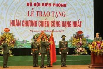 Thượng tướng Hoàng Xuân Chiến, Ủy viên Trung ương Đảng, Thứ trưởng Quốc phòng trao Huân chương cho các tập thể, cá nhân thuộc Bộ đội Biên phòng.