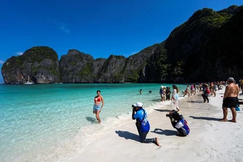 Du khách nước ngoài chụp ảnh trên bãi biển ở tình Krabi, Thái Lan. (Ảnh: Reuters)