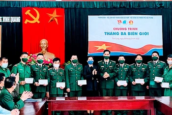 Lãnh đạo Thành đoàn Hải Phòng trao quà tặng các chiến sĩ Đồn Biên phòng Vinh Quang.