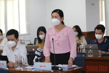 Đại diện Sở y tế TP Hồ Chí Minh trả lời câu hỏi của phóng viên tại buổi họp báo.