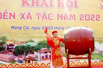 Lãnh đạo thành phố Móng Cái (Quảng Ninh) gióng trống khai hội đền Xã Tắc năm 2022.