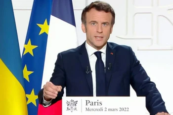 Tổng thống Pháp Emmanuel Macron phát biểu trên truyền hình tối 2/4.