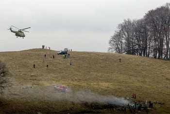 Nhân viên hỗ trợ khẩn cấp kiểm tra hiện trường trực thăng quân sự của Romania rơi gần khu vực Malancrav, ngày 21/11/2014. (Ảnh tư liệu: Reuters)