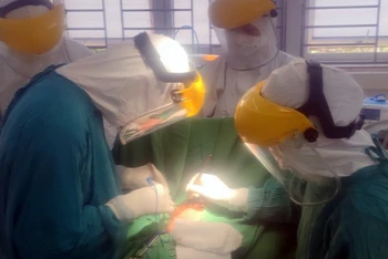 Các bác sĩ Bệnh viện Đa khoa tỉnh Sơn La phẫu thuật cho bệnh nhân 4 tuổi viêm ruột thừa cấp.