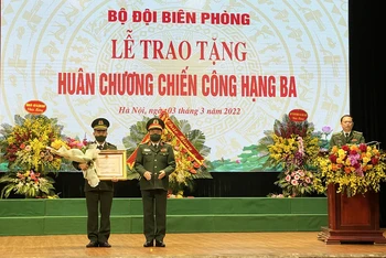 Thượng tướng Hoàng Xuân Chiến thừa ủy quyền Chủ tịch nước tao Huân Chương Chiến công hạng Ba cho Thiếu tá Nguyễn Khắc Dũng, ngày 3/3/2022.