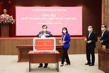 Lãnh đạo Thành ủy Hà Nội tham gia ủng hộ Quỹ "Vì biển, đảo Việt Nam".