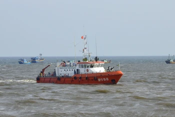 Bộ Chỉ huy Bộ đội Biên phòng Bình Thuận điều động tàu BP 11.19.01 tham gia tìm kiếm các nạn nhân còn mất tích trên biển.