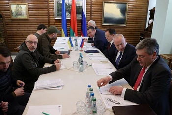 Vòng đàm phán thứ hai giữa Nga và Ukraine diễn ra tại vùng Brest, Belarus, ngày 3/3. (Ảnh: Belta/Reuters)