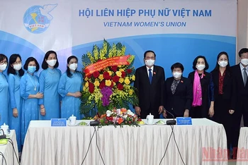 Phó Chủ tịch Thường trực Quốc hội Trần Thanh Mẫn tặng hoa chúc mừng Hội Liên hiệp phụ nữ Việt Nam. (Ảnh Duy Linh)