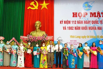 Lãnh đạo tỉnh Vĩnh Long tuyên dương tặng quà cho nữ cán bộ tiêu biểu nhân buổi họp mặt ngày 4/3. 