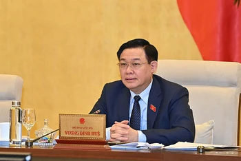 Chủ tịch Quốc hội Vương Đình Huệ phát biểu ý kiến chỉ đạo tại phiên họp của Ủy ban Thường vụ Quốc hội.