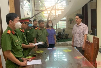Lực lượng công an đọc lệnh bắt bị can Nguyễn Tấn Long.