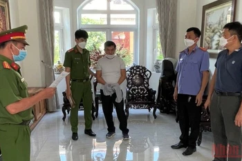 Lực lượng cơ quan điều tra đọc lệnh bắt bị can Trương Quốc Tuấn.