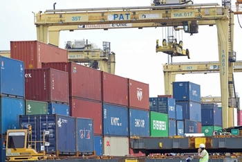 Các container được phân loại tại cảng Klong Toey, Bangkok (Thái Lan) hôm 3/3. (Ảnh: Bangkok Post)