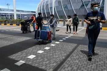 Hành khách tại sân bay quốc tế Changi của Singapore. (Ảnh: AFP/ TTXVN)