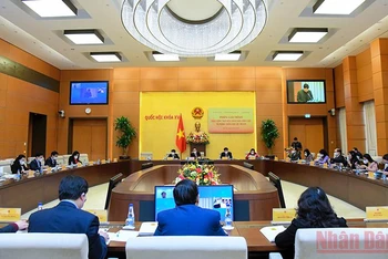 Các đại biểu Quốc hội tham dự Phiên giải trình về công tác tăng cường thực hiện chính sách, pháp luật về phòng, chống bạo lực trẻ em được tổ chức theo hình thức trực tiếp kết hợp trực tuyến. (Ảnh MAI ANH)