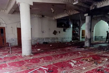 Hiện trường thánh đường sau vụ đánh bom liều chết tại Peshawar, Pakistan, ngày 4/3. (Ảnh: Reuters)
