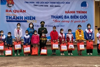 Đại diện lãnh đạo tỉnh Đoàn Lạng Sơn và Bộ chỉ huy Bộ đội biên phòng tỉnh tặng quà cho các em có hoàn cảnh khó khăn tại xã Bính Xá, huyện Đình Lập.