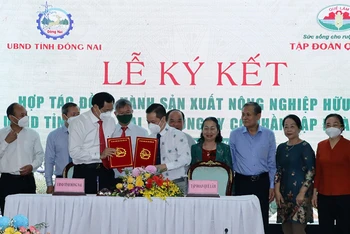Lãnh đạo Ủy ban nhân dân tỉnh Đồng Nai và Công ty cổ phần Tập đoàn Quế Lâm ký kết biên bản hợp tác.