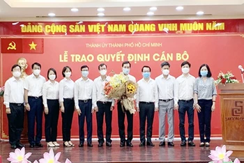 Tập thể Đảng ủy Liên hiệp Hợp tác xã Thương mại TP Hồ Chí Minh tại lễ trao quyết định của Thành ủy chỉ định đồng chí Vũ Anh Khoa làm Bí thư Đảng ủy Liên hiệp.