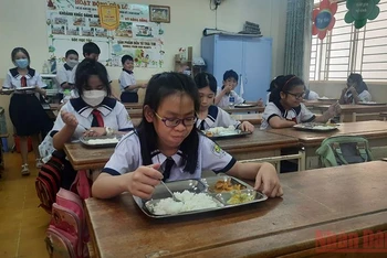 Học sinh Trường tiểu học Phan Đình Phùng, quận 3 trong giờ ăn cơm buổi trưa. 