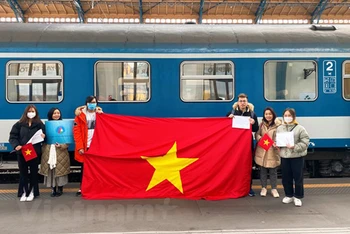 Nhóm sinh viên tình nguyện Việt Nam tại nhà ga ở Budapest, Hungary. (Ảnh: Hồng Kỳ/Vietnam+)