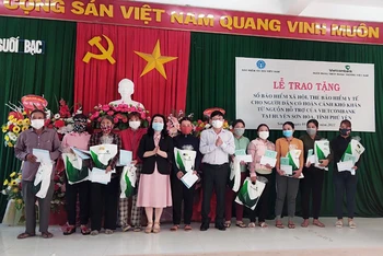 Trao tặng sổ bảo hiểm xã hội và thẻ bảo hiểm y tế cho người dân có hoàn cảnh khó khăn tại huyện Sơn Hòa, tỉnh Phú Yên.