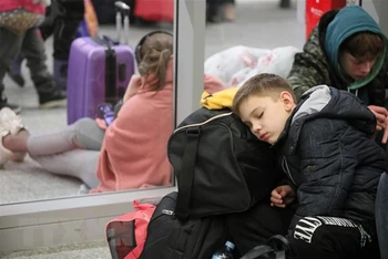 Người tị nạn từ Ukraine tại ga tàu hỏa ở Warsaw, Ba Lan, ngày 3/3/2022. (Ảnh: PAP/TTXVN)