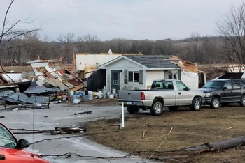 Lốc xoáy gây thiệt hại về người và của tại Winterset, bang Iowa, Mỹ. (Ảnh: CNN)