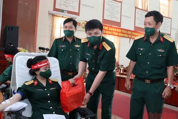 Thượng tá Trần Viết Năng tặng quà nữ quân nhân Trường Sĩ quan Lục quân 2 tham gia hiến máu tình nguyện.