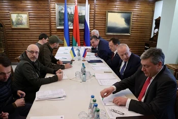 Toàn cảnh vòng đàm phán thứ hai giữa phái đoàn Nga và Ukraine tại vùng Belovezhskaya, Belarus ngày 3/3/2022. (Ảnh: Reuters)