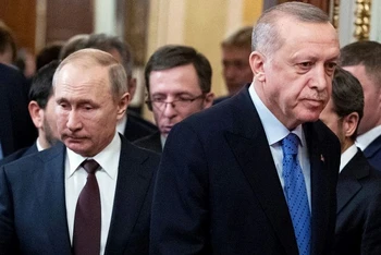 Tổng thống Nga Vladimir Putin và Tổng thống Thổ Nhĩ Kỳ Tayyip Erdogan dự 1 cuộc họp báo sau hội đàm tại Moskva, Nga, ngày 5/3/2020. (Ảnh: Pool/REUTERS)