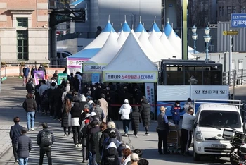 Người dân xếp hàng chờ xét nghiệm Covid-19 ở Quảng trường Ga Seoul, sáng 6/3/2022. (Ảnh: Yonhap)