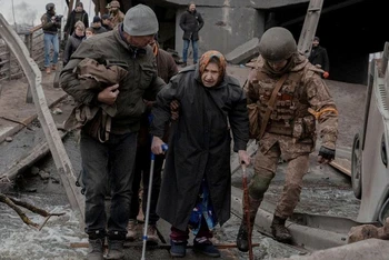 Người dân sơ tán khỏi thành phố Irpin, tỉnh Kiev, Ukraine, ngày 5/3/2022. (Ảnh: Reuters)