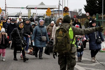 Người Ukraine di tản qua biên giới Ukraine-Ba Lan ở Korczowa, Ba Lan, ngày 5/3/2022. (Ảnh: Pool/REUTERS)