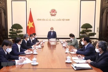 Chủ tịch nước Nguyễn Xuân Phúc chủ trì họp về công tác đưa công dân Việt Nam từ Ukraine về nước. (Ảnh: TTXVN)