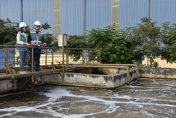 Kỹ sư Nhà máy xử lý nước thải tập trung, khu công nghiệp Nam Cầu Kiền (Hải Phòng) kiểm tra và vận hành thiết bị.Ảnh: KHÁNH AN