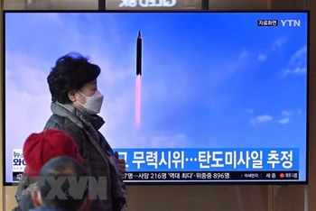 Người dân theo dõi trên truyền hình đưa tin về vụ phóng tên lửa của Triều tiên tại Seoul, Hàn Quốc, ngày 5/3/2022. (Ảnh: AFP/TTXVN)