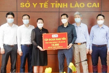 Đại diện Sở Y tế Lào Cai tiếp nhận kit test nhanh do Tập đoàn Nam Tiến trao tặng.