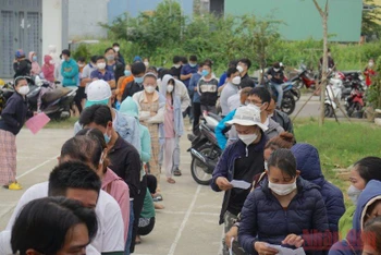 Người dân Đà Nẵng đến trạm y tế làm thủ tục liên quan F0 vào sáng 7/3.