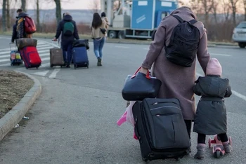 Người dân Ukraine đi lánh nạn tại Suceava, Romania, ngày 24/2/2022. (Ảnh: Inquam/REUTERS)