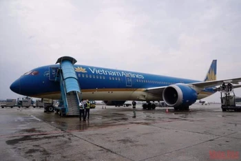 Máy bay Vietnam Airlines thực hiện chuyến bay đưa công dân về nước, trưa 7/3. (Ảnh: Vietnam Airlines cung cấp)