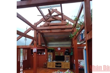 Một ngôi nhà sàn tại huyện Văn Chấn (Yên Bái) bị lốc mất mái.
