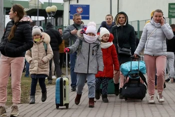 Người dân Ukraine sơ tán đến khu vực biên giới với Ba Lan ở Medyka, Ba Lan, ngày 25/2/2022. (Ảnh: REUTERS)