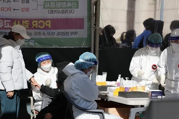 Các nhân viên y tế tại 1 điểm xét nghiệm nhanh kháng nguyên ở Ga Seoul, thủ đô Seoul, Hàn Quốc, ngày 06/3/2022. (Ảnh: Yonhap)