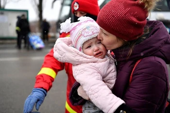 Em bé theo mẹ từ Ukraine đến Romania lánh nạn, cửa khẩu biên giới Siret, Romania, ngày 7/3/2022. (Ảnh: REUTERS)